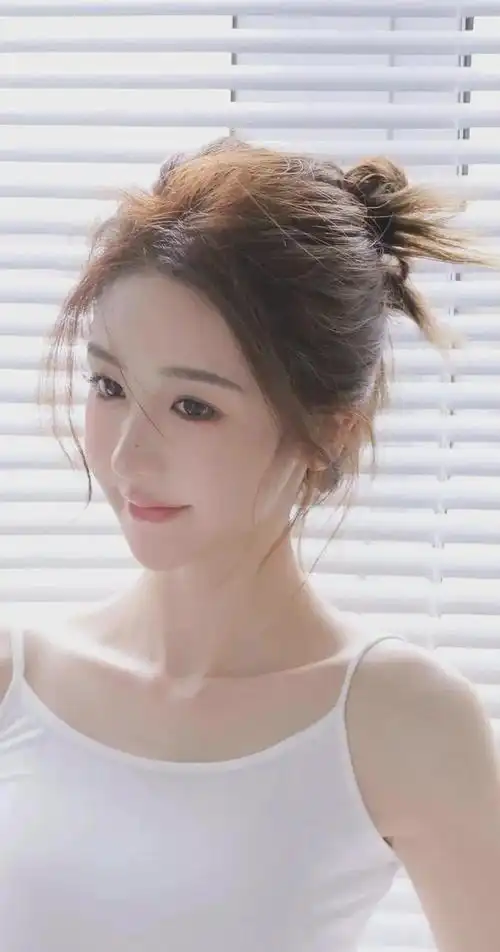 How to properly engage in physical contact with a girl on a date?